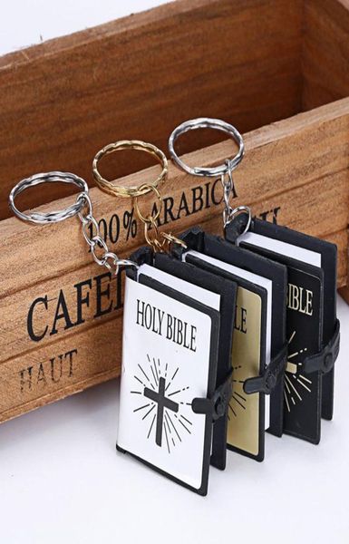 Lindo Mini Inglés SANTA BIBLIA Llaveros Cruz Cristiana Religiosa Llaveros Mujeres Bolsa Regalo Souvenirs4703968