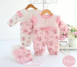 Leuke pasgeboren babymeisjes Romper Winter Baby Girl Clothing Set Vintage Kleding Lace Floral Coat Peuter Layette Down Warm4149099