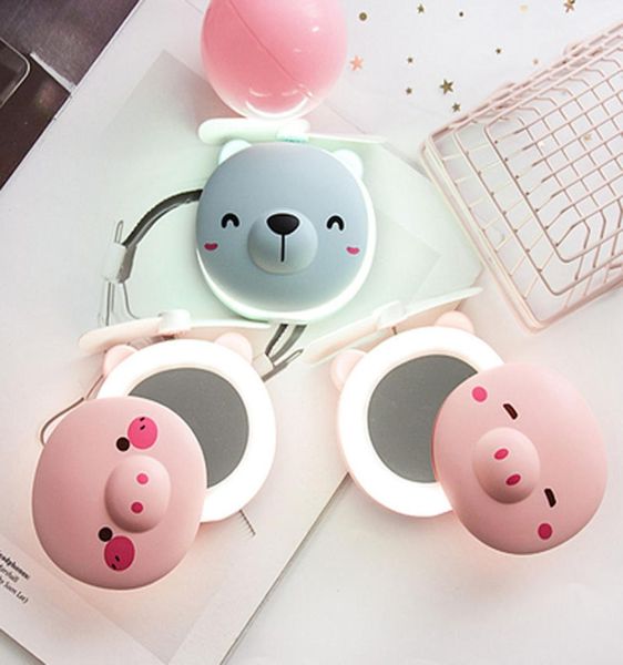 Lindo espejo de maquillaje de cerdo con ventilador pequeño, luz LED, mini espejo de bolsillo portátil con carga USB, espejo de cerdo de dibujos animados de moda de mano, regalo 3433751