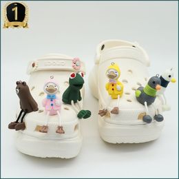  Lindo diseñador de patios de pato rosado zapatos de anime de bricolaje encanto de decoración para croc jibs zuecos regalos de niñas