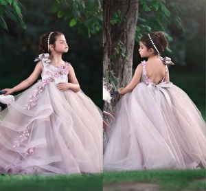 Schattige prinses blush roze bloemenmeisjes jurken voor bruiloften juweel nek kanten 3d appliques gelaagde meisjes optochtjurk kinderen brutale jurken