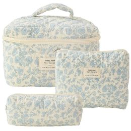 Sac de maquillage en coton matelassé Femme Femme Cosmetic Organisateur Femme Boîte de sac à main Forme Forme de toilette portable pour filles 240422