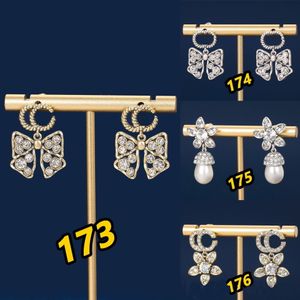 Lindo Rhinestone Bee Ear Stud Mujeres Partido Insecto Perla Ramillete Pendiente Cardigan Traje Accesorios de ropa Regalo Anillos de oreja con caja original Suministro de joyería