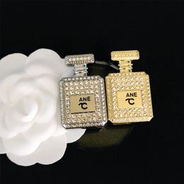 Broche de bouteille de parfum en strass mignons avec broche de lettre de timbre