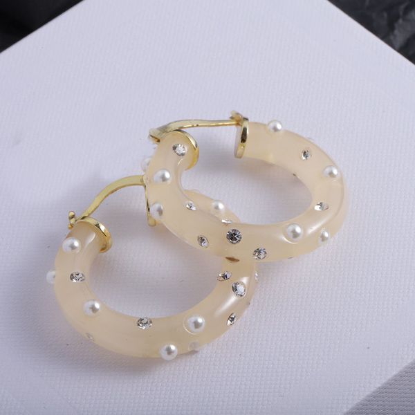 Boucles d'oreilles en cercle de zircon incrustées de perles de résine acrylique transparentes au thé au lait mignon / romantique Hoop Huggie, design unique de créateur de luxe de boucles d'oreilles pour femmes, cadeaux