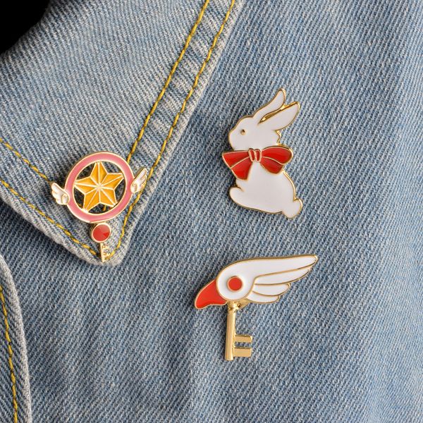 Bonito broche de conejo con cabeza de pájaro y varita mágica de SAKURA Star Stick para niñas, Pin para chaqueta vaquera, insignia de uniforme, joyería de animación japonesa de moda