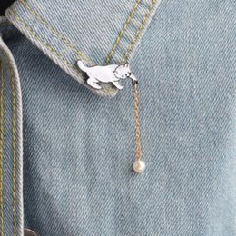 Leuke eenvoudige witte kat parel hanger broche pin emaille verf lange ketting broches voor vrouwen meisje dier ontwerp mode-sieraden