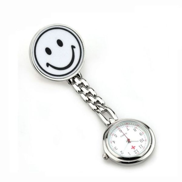 Mignon sourire face infirmière montre un cadeau médical suspendre le mouvement du quartz 5 pièces