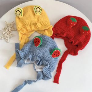 Mignon oreilles de fraise bébé chapeau hiver tricoté chaud bébé cape capne de dentelle infantile à volante couleur solide enfants enfants bonnet