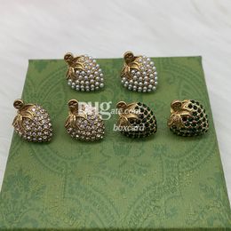 Lindos pendientes de diamantes de diez rianas de estilo de fresa