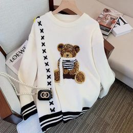 Le joli tricot brodé d'ours en peluche restaure le style ancien de l'automne hiver et de l'hiver 2023, ce qui en fait un pull chemise ronde décontracté 240110