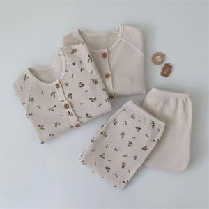 Leuke peuter babykleding sets 2 stks mode meisjes jongens lange mouw wafel knop tops + leggings broek baby set outfits 0-24M 211021