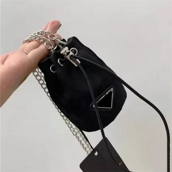Bonito monedero triangular, bolso de cubo, bolso de nailon de diseñador para mujer, Mini bolso de mano, bolsos de hombro tipo bandolera con cadena de lujo
