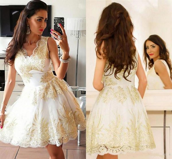 Jolie robe de cocktail en tulle A-ligne à col en V courte avec des appliques dorées en dentelle au-dessus du genou Robes de soirée Mini robes pour occasions spéciales