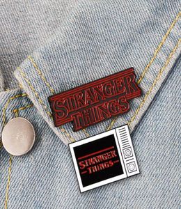 Lindo Vintage STRANGER THINGS letra pequeña divertido esmalte broches pines para mujeres Navidad Demin camisa decoración broche Pin Metal Kawaii9643637