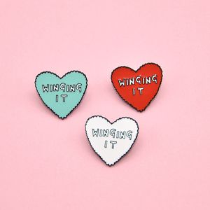 Broches Pin pour Femmes Hommes Enfants Mignon Winging It Love Heart Enfants Fahsion Bijoux Chemise Manteau Robe Denim Sac Décor Métal Émail Pin En Gros