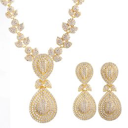 CWWZircons 2 piezas de joyería chapada en oro para mujer fiesta de noche de lujo conjunto de collar y pendientes colgantes de circonita cúbica completa T0508 240220
