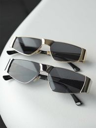 Cyberpunk UV -resistente zonnebrillen voor mannen 24 nieuwe vrouwen met een sterke lichte rotsstijl metalen bril