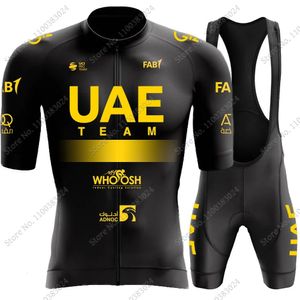Wielertruisets Zwart UAE Team Golden Wielertrui Set Korte mouw Herenkleding Racefietsshirts Pak Fietsbroek MTB Maillot 230828