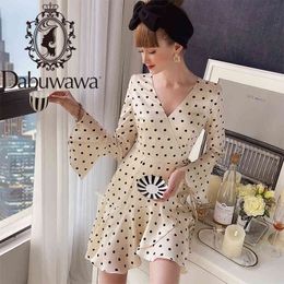 Dabuwawa elegante polka dot v-hals jurk Franse stijl vrouwen jurken lente vintage kantoor dame jurk flare mouw do1adr013 210520