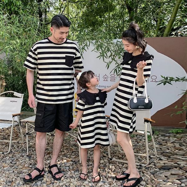 Papa maman et enfant vêtements assortis pour toute la famille vêtements mère fille robe rayée père fils égal t-shirts tenues 240323