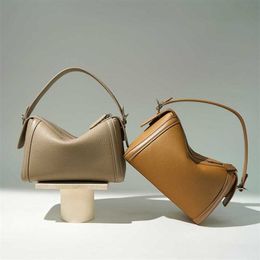 Bolsas de uso diario de Boston Top Cow Wide Bag tiene una textura minimalista y la sensación de diseño de nicho de un solo hombro