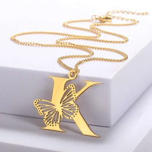 Sierlijke grote vlinder letters kettingen voor vrouwen meisje sieraden roestvrijstalen ketting initiële hangketting beste accessoires