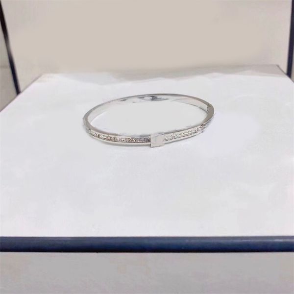 Delicados brazaletes de lujo para mujer, pulsera de diseñador con hielo, para mujer, diseñador de joyería moderno que no se deslustra para mujer, pulseras de oro rosa chapadas en letras populares con apertura zb107