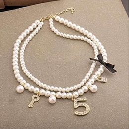 Gargantilla de perlas de imitación delicada, collar de perlas en capas con diamantes de imitación número 5, colgante para mujer, regalos de joyería de fiesta