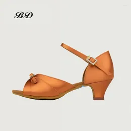 Chaussures de danse BD 610 Enfants Latin Ballroom Girl Shoe Modern Jazz Low Talon 4,5 cm Satin Cow Hide Sof Sole sans glissement Drill
