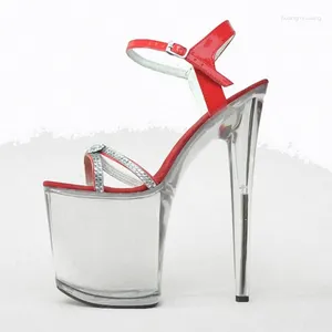 Chaussures de danse au design unique, très hautes et de 20 cm avec une base épaisse de talons hauts incrustés de diamants.
