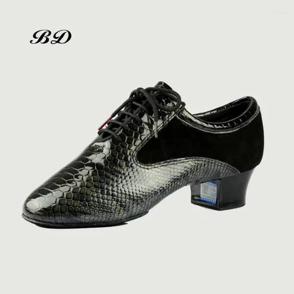 Dance Shoes Top Men's Latin Salsa GB Patrón de piel de serpiente Patente brillante Patente de dos puntos Bd 445 bolsas de regalo mate de 4.5 cm