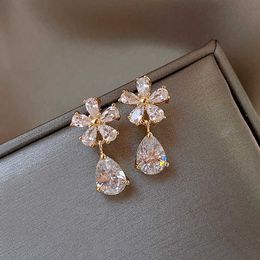 Dangle Chandelier 2022 Nouvelle Arrivée Doux Vent Goutte Pendentif Zircon Fleur Dangle Boucles D'oreilles Pour Les Femmes De Mode Élégant Cristal Bijoux Cadeaux G230313