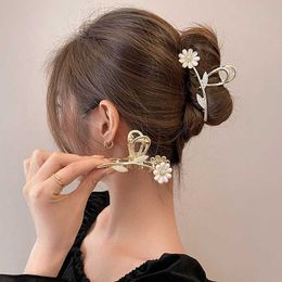 Dangle Kroonluchter 2022 Nieuwe Grote Bloem Haar Klauw Vrouwen Haar Krab Metalen Strass Bad Haarspeld Daisy Shark Clip Hoofddeksels Accessoires Z0608