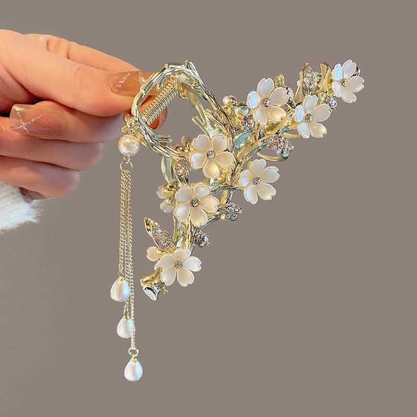 Cuelga la lámpara 2023 coreana exquisita perla flor borla clip de la garra del pelo para las mujeres señora dulce temperamento tiburón pinzas para el cabello horquillas barrettes z0608