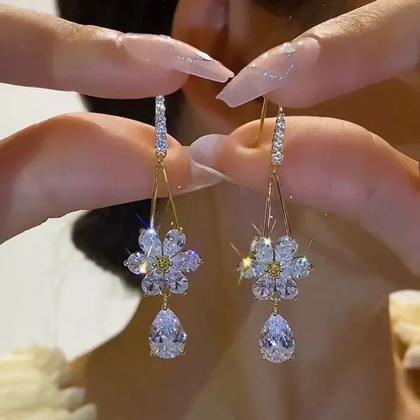 Dangle Chandelier 2023 Nouvelles boucles d'oreilles élégantes en forme de gouttelette de fleur en zircon blanc adaptées aux bijoux exquis pour filles douces et chaudes des femmes 231031