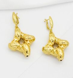 Boucles d'oreilles en peluche de lustre en peluche 2022 24k 24k plaqué en cuivre nœud ed creux géométrique incurvée irrégulière pour femmes7664660