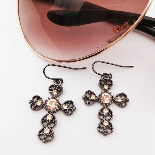 Boucles d'oreilles pendantes pour femmes, lustre, ornement de Style à la mode, japonais et coréen, croix découpée noire, cristal, crochet Cool, boucles d'oreilles
