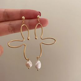 Cuelga la lámpara de araña Flor semiabierta francesa vintage ins línea metálica flor perla colgante pendiente minimalista chic aretes 231222