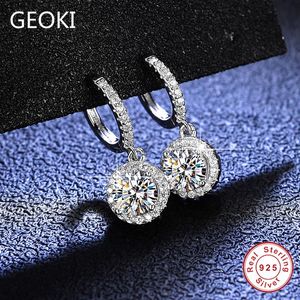 Dangle Kroonluchter Geoki Geslaagd Diamond Test 1CT Totaal 2 CT Ronde Perfecte Cut D Kleur VVS1 Moissanite Drop Earrings 925 Steling zilver