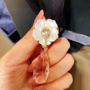 Cuelga el candelabro Gorgeous White Shell Crystal Pendientes Lady Waterdrop Joyería de moda Accesorio Colgante