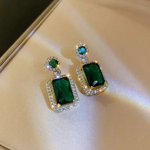 Dangle Chandelier Huitan magnifique boucle d'oreille en zircone cubique vert bleu pour fête de mariage couleur or moderne mode femme bijoux 231216