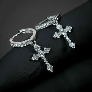 Bengelen kroonluchter Huitan Stijlvolle pijl-shape druppel oorbellen voor vrouwen/mannen oogverblindende Crystal Zirconia Hiphop Party vrouwelijke/mannelijke mode-oorbellen D240323