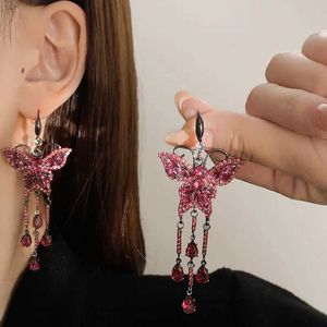 Bengelen kroonluchter ingelegde strass vlinder oorbellen voor vrouwen hoge sense mode lange druppel tassel oorbellen persoonlijkheid roze rode sieraden