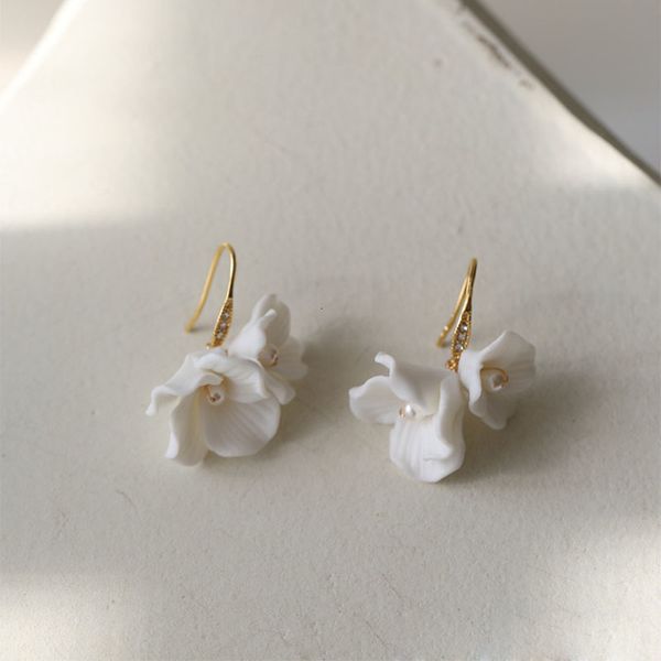 Dangle Lustre Ins Style Boucles D'oreilles Blanc En Céramique Floral Accessoires De Mariée À La Main Perle Goutte Boucle D'oreille Bijoux De Mariage 230519