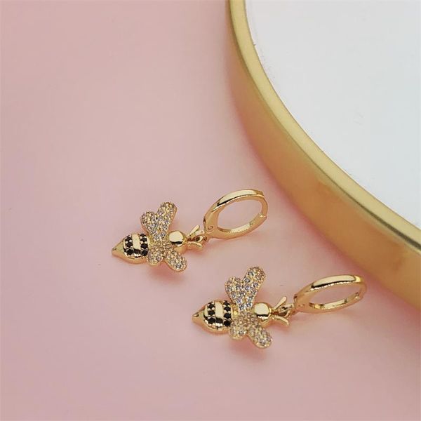 Cuelga la lámpara coreana exquisita miel abeja pendientes de circón temperamento de moda versátil pequeño encanto elegante joyería de las señoras cuelga