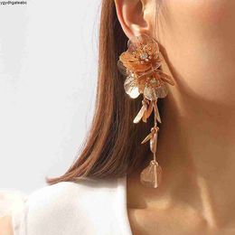 Chandelier de luxe en métal de luxe long boucles d'oreilles à glands à fleurs en métal long pour les femmes boucles d'oreilles de tempérament de personnalité