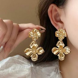 Bengelen kroonluchter luxe metalen bloem oorbellen voor vrouwenontwerp en lichte luxe overdreven drop oorbellen groothandel goudplaten sieraden