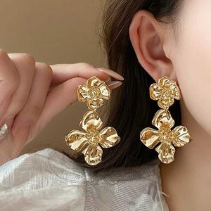 Boucles d'oreilles de fleur en métal de luxe en métal de luxe pour conception des femmes et luxe léger exagéré boucles d'oreilles