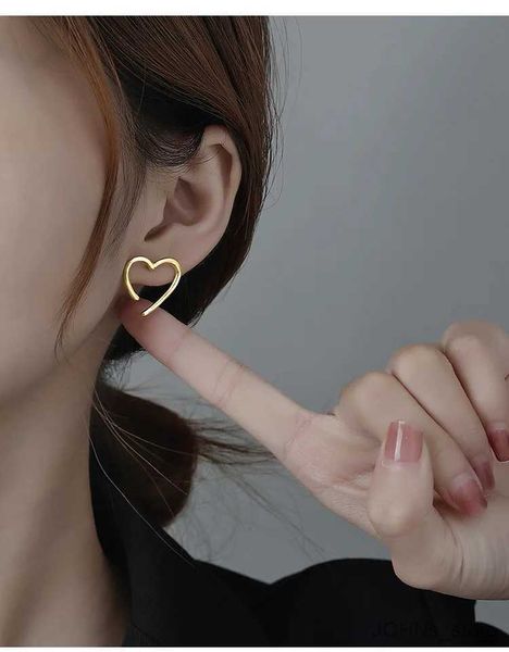 Peloton de lustre en lustre minimaliste Golden Metal Line Love Heart Stud Moucles d'oreilles Simple Compact Mignon Bouculates d'étudiant Femmes Exquise Fine Bijoux